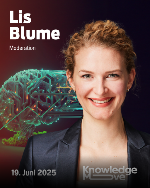 Porträtfoto von Lis Blume, Moderation, vor digitalem Gehirn-Motiv. Event: Knowledge Move, 19. Juni 2025.